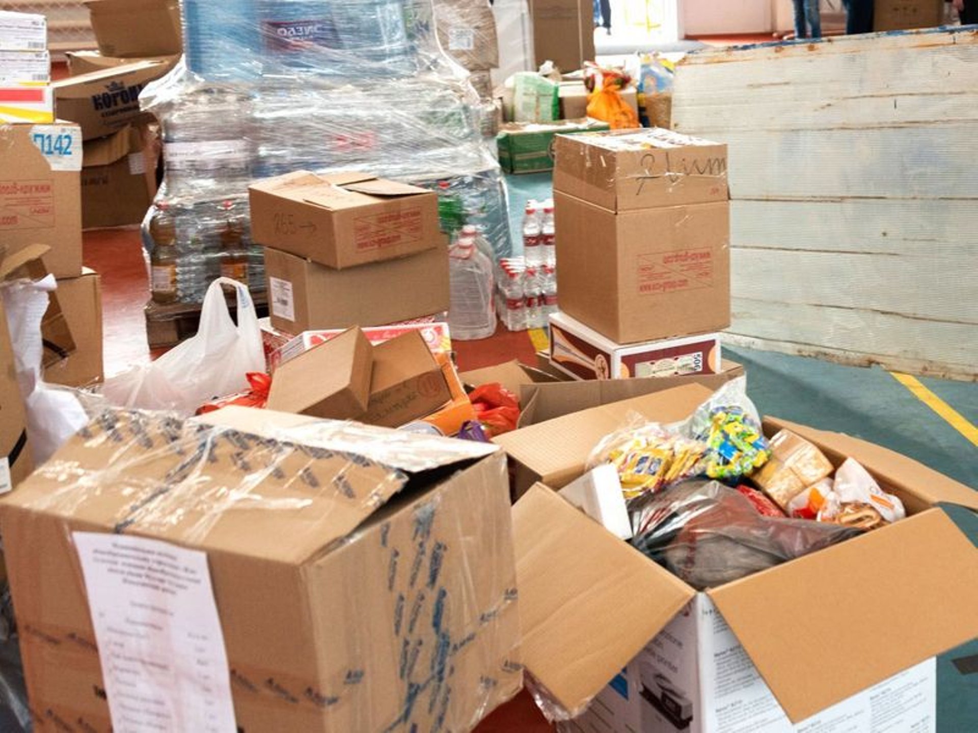 Гум помощь донбассу. Об оказании гуманитарной помощи лицам. Международная гуманитарная помощь. Грузовик с гуманитарной помощью. Об оказании гуманитарной помощи лицам.