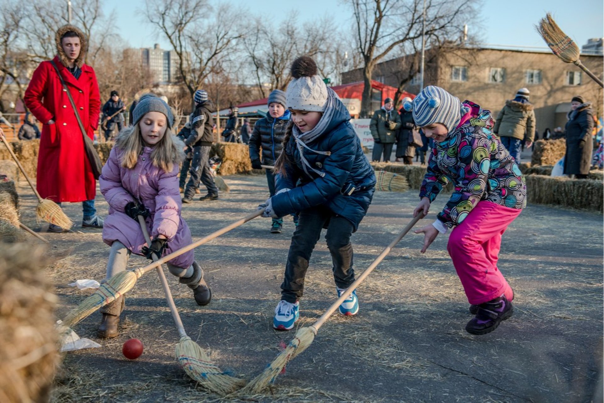 Конкурс с метлой. Гонки на метлах. Игра с метелками. Масленица состязания. Площадка для игры в мяч.