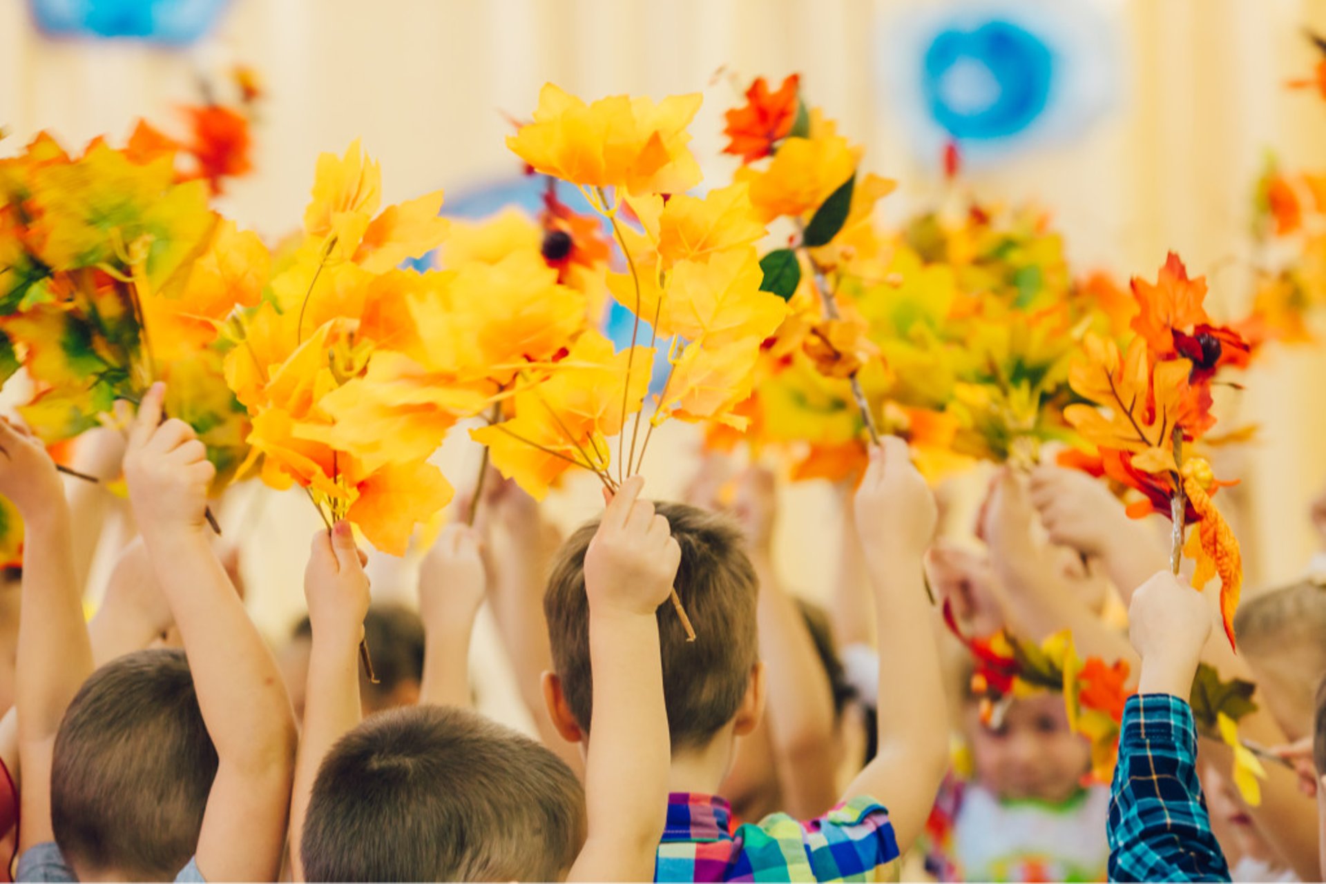 Праздник осени в детском. Осенние игровая программа. Осеннее развлечение картинка. Развлекательная программа «яркие краски осени!». Золотая осень в садике праздник.